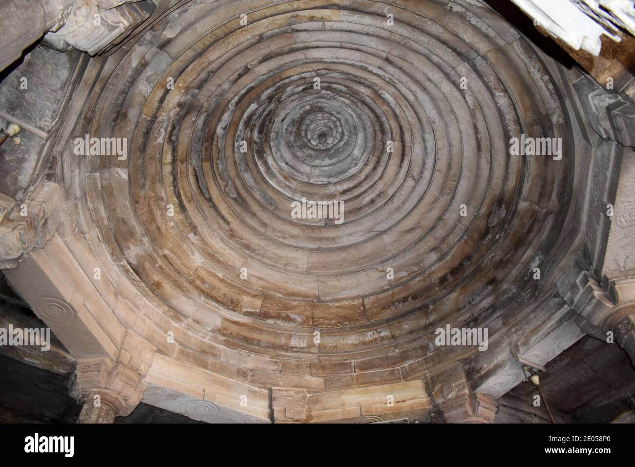 Interno cupola della roccia della moschea, Jhulta Minar ad Ahmedabad, Gujarat, India Foto Stock