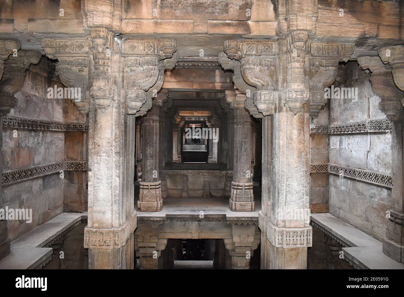 Dada Hari ni Vav - Vista interna, Bai Harir Sultani Stepwell si trova nella zona di Asarva, Ahmedabad, Gujarat, India Foto Stock