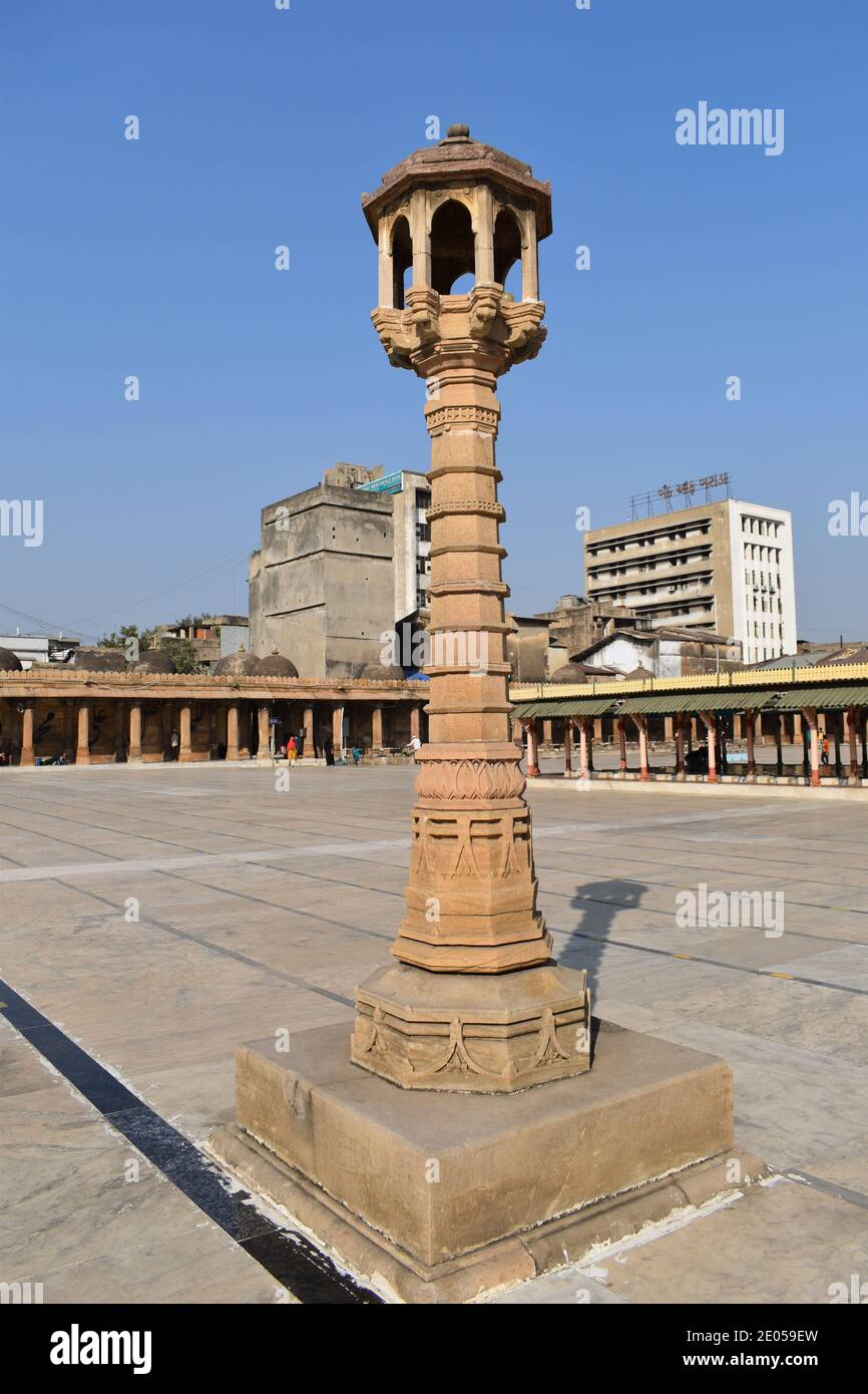 Minareto all'interno del cortile Jama Masjid (moschea del venerdì) ad Ahmedabad, Gujarat, India Foto Stock