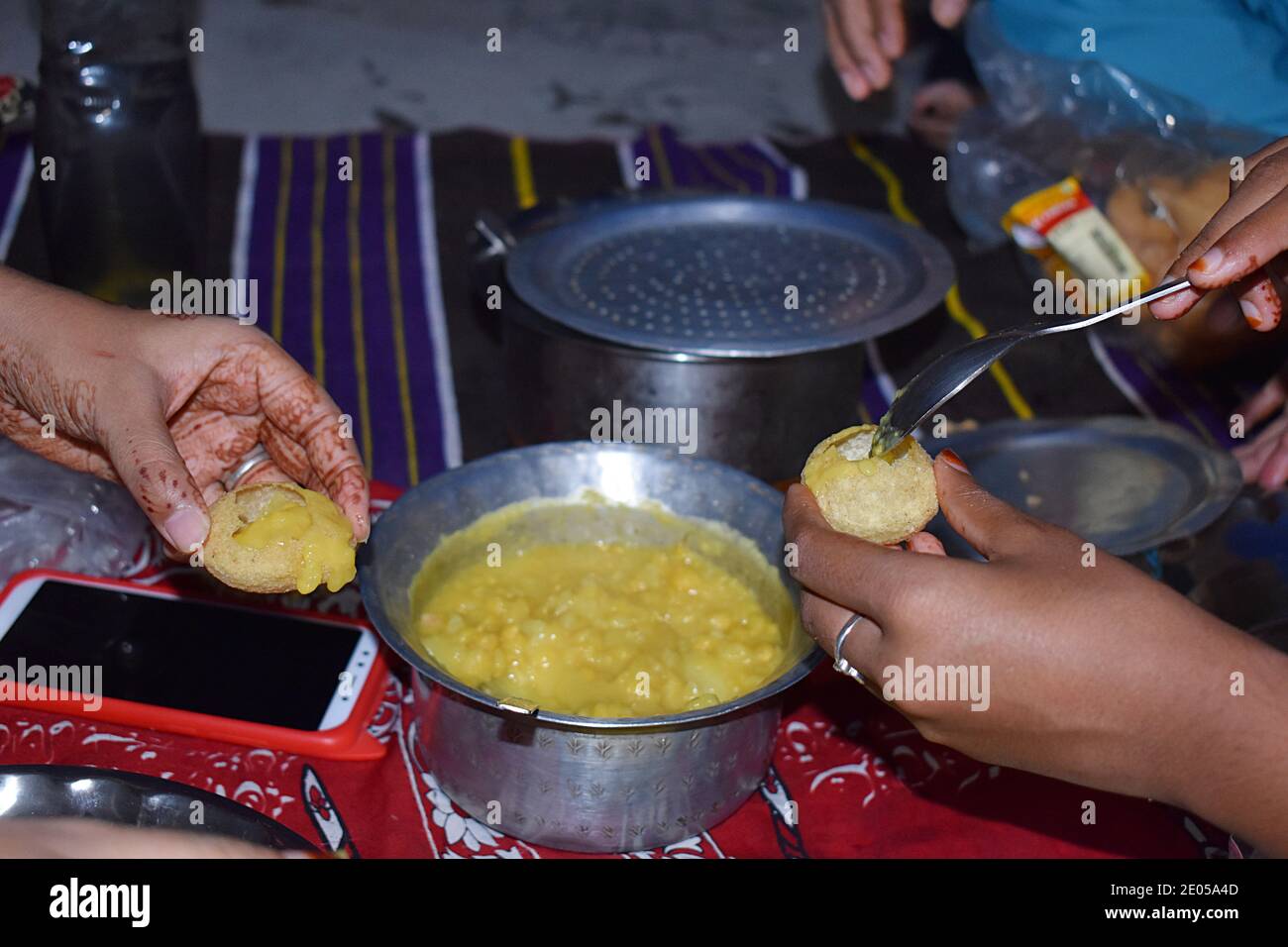 Pani puri, preparazione di Golgappa o puchka, spuntini indiani tradizionali, Pune Foto Stock