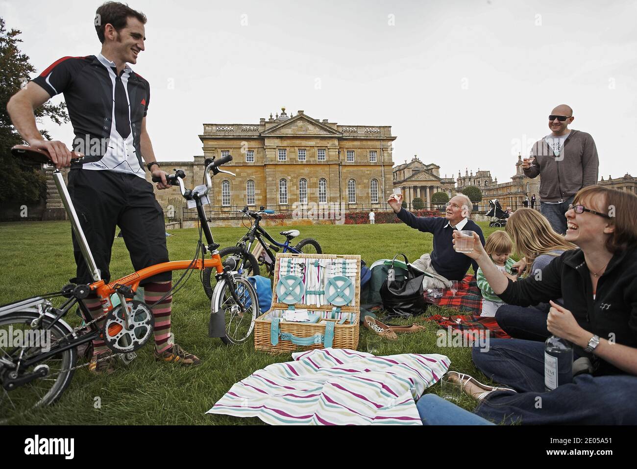 GRAN BRETAGNA / Inghilterra /Blenheim Palace/Famiglia all'aperto al parco per fare un picnic. Foto Stock