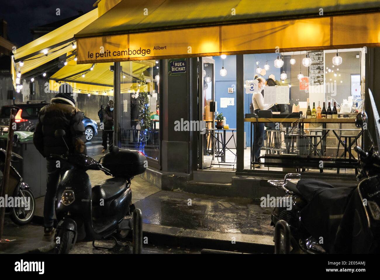 Una vista esterna del ristorante le Petit Cambodge di notte il 29 dicembre 2020 nel 10 ° arrondissement di Parigi, Francia. Il 13 novembre 2015 pistoleri hanno scatenato una volata di mitragliatrici in folle godendosi una serata fuori al ristorante uccidendo 3 persone. Foto di Julie Sebadelha/ABACAPRESS.COM Foto Stock