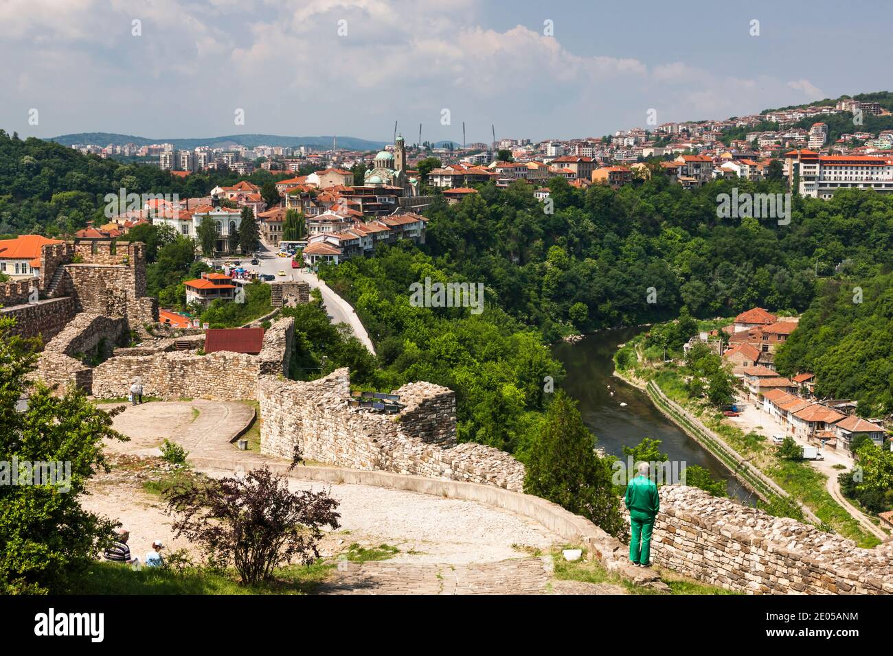 Vista panoramica del centro in collina, fiume Yantra, capitale storica, Veliko Tarnovo, provincia di Veliko Tarnovo, Bulgaria, Europa sudorientale, Europa Foto Stock