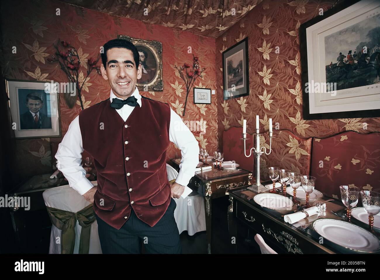 Un cameriere con cravatta di prua in ristorante, Parigi, Francia Foto Stock