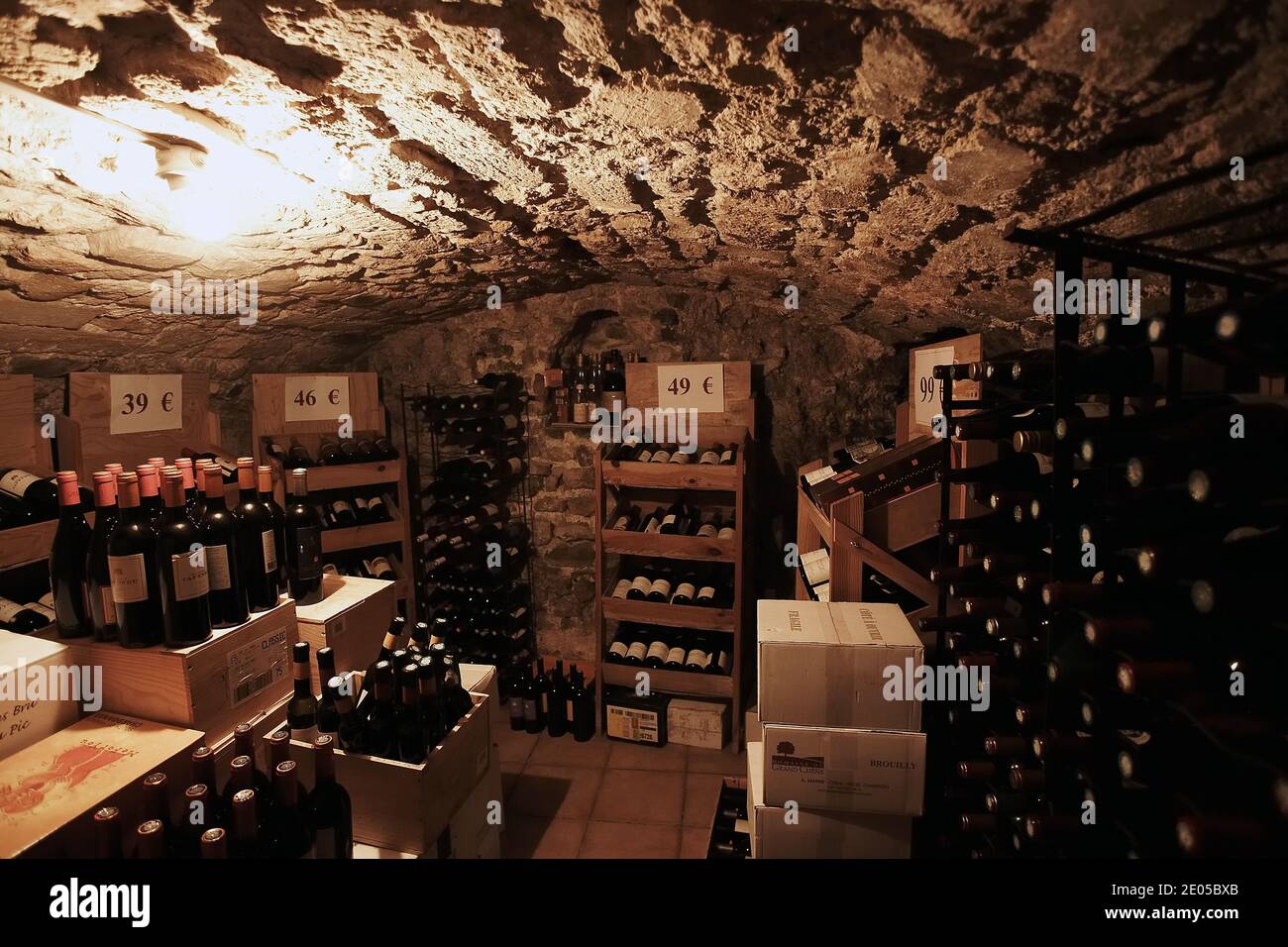 bottiglie di vino conservate in un'antica bottega vinicola Parigi, Francia Foto Stock