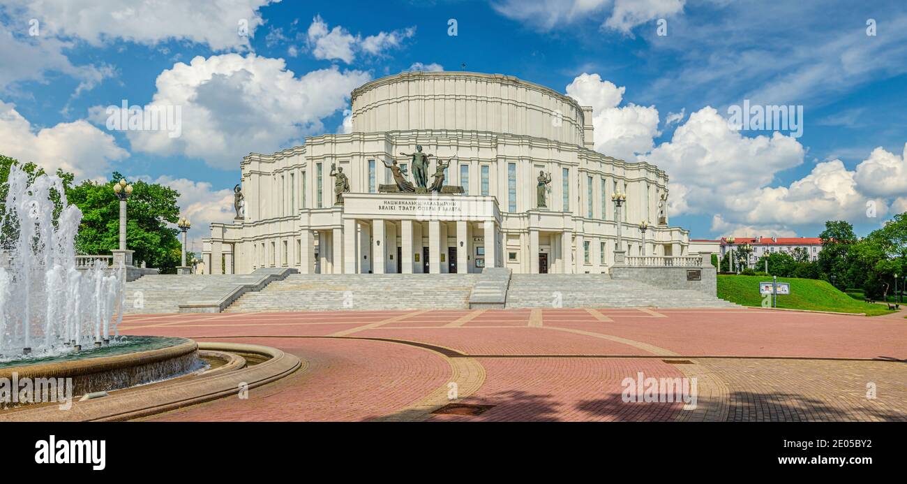 Minsk, Bielorussia, 26 luglio 2020: L'edificio del Teatro Nazionale Accademico Grand Opera e Balletto nel parco nel quartiere Trinity Hill del centro storico della città Foto Stock