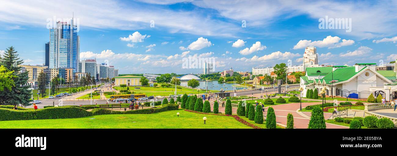 Minsk, Bielorussia, 26 luglio 2020: Panorama della città di Minsk con grattacieli sul viale Pobediteley Peramohi nel distretto di Nemiga vicino all'argine di Svislach r Foto Stock