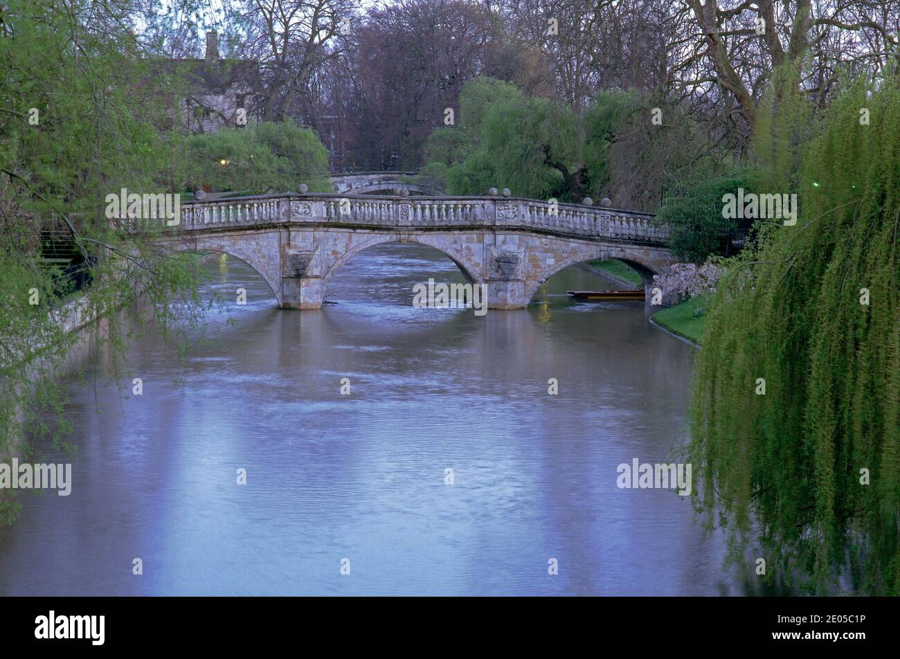 Ponte e la camma del fiume dietro il King's College, Cambridge Foto Stock