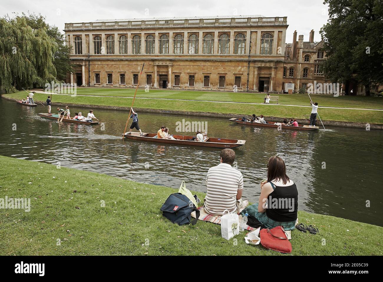King's College e Punting lungo il fiume Cam, Cambridge, Regno Unito Foto Stock