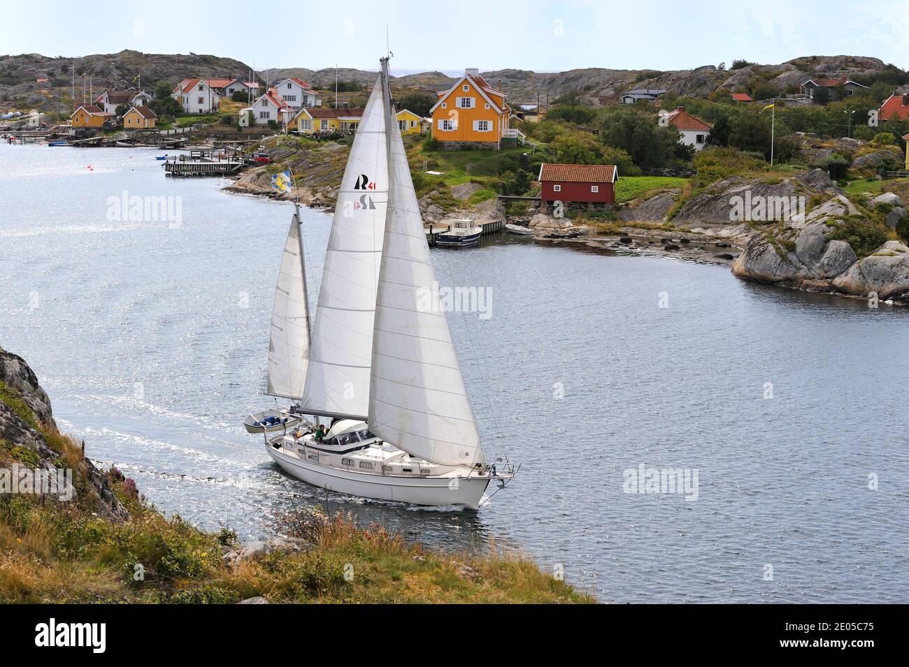 Una barca a vela passa tra il Kirkesund e Härön, Bohuslän, Svezia Foto Stock