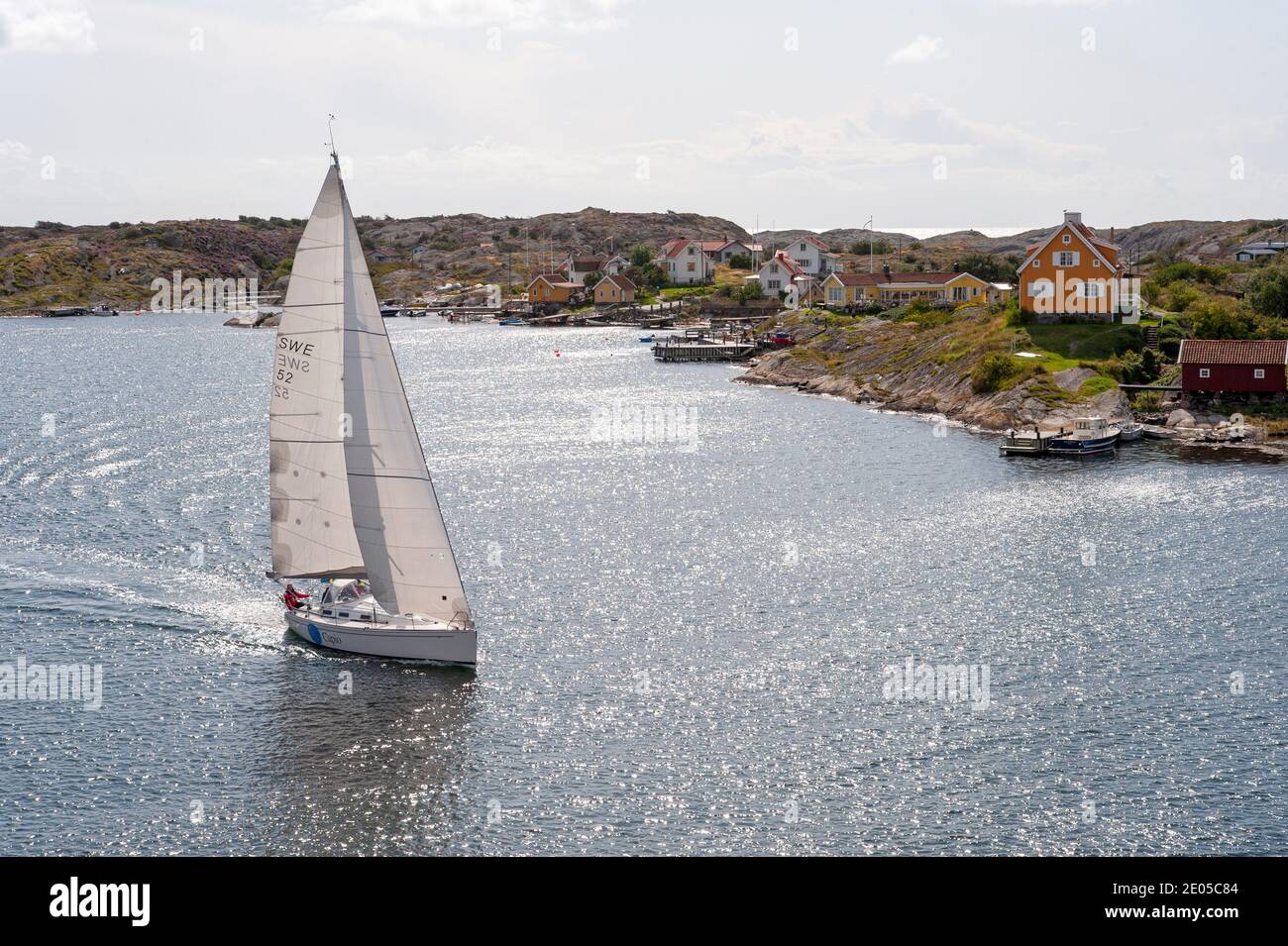 Una barca a vela passa tra il Kirkesund e Härön, Bohuslän, Svezia Foto Stock