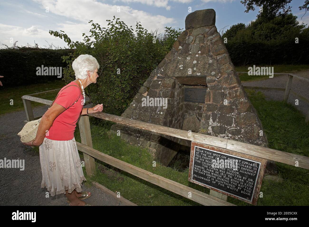 Visitatore femminile al Bosworth Battlefield Heritage Center e al parco nazionale Nr. Market Bosworth Nuneaton Leicestershire Foto Stock