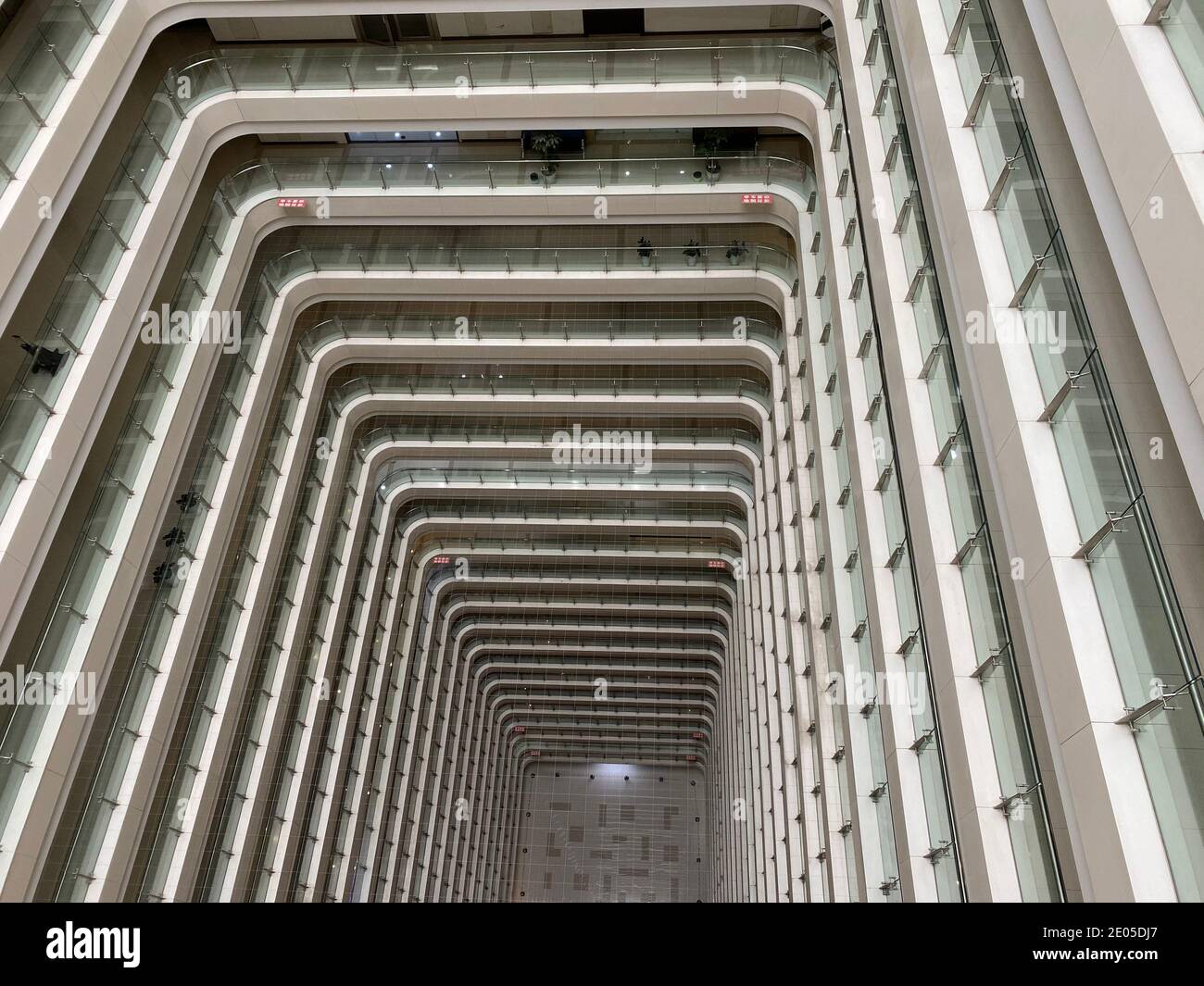 La vista dell'atrio alto e cavo, che sembra come la scena dall'inizio del film e rende l'edificio una famosa celebrità Internet, a Chengdu Foto Stock