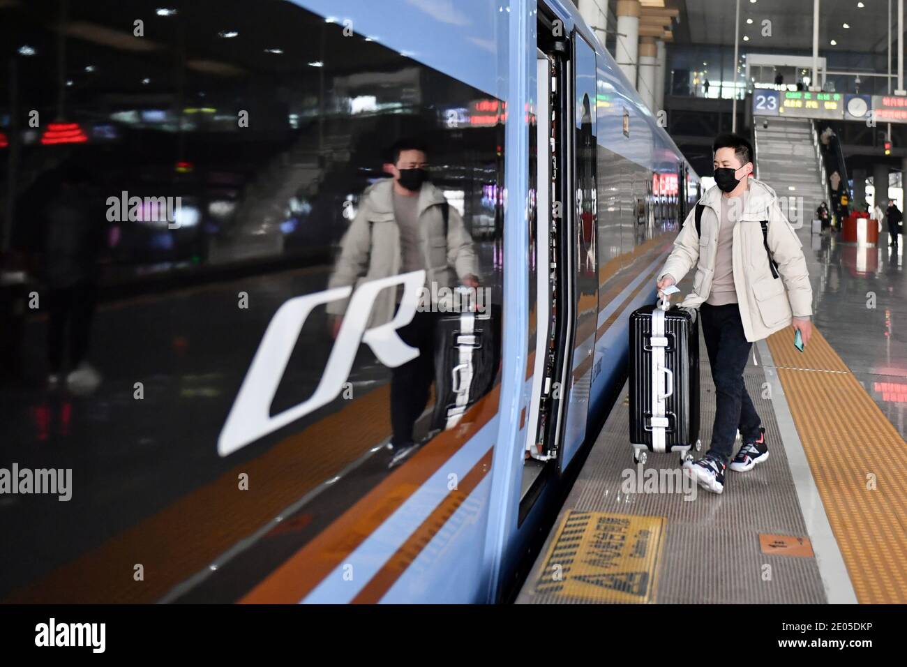 Con la partenza del treno C3887 dalla stazione ferroviaria di Nanjing Sud, segna il lancio ufficiale del treno CR300BF 'Fuxing' EMU nella città di Nanjing, Foto Stock