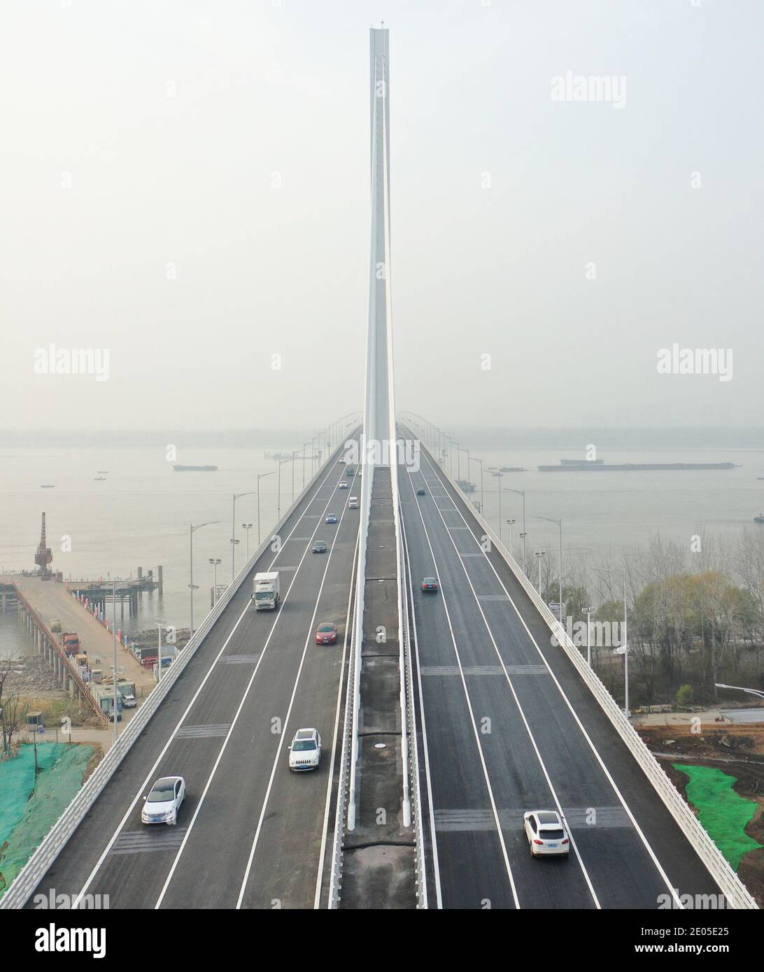 Il Ponte sul Fiume Nanjing Jiangxinzhou Yangtze con 'Ponte e tunnel' si apre al traffico nell'Isola di Jiangxing, nella Citta' di Nanjing, nel Jiangsu della Cina orientale Foto Stock