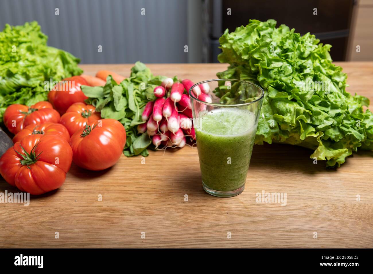 Donna vegana che fa succo vegetale per disintossicare Foto Stock