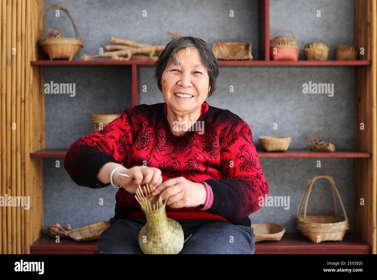 Gan Huiling è un ereditatore rappresentativo del progetto municipale di patrimonio culturale immateriale della tessitura di bambù con 57 anni di esperienza nella città di Foshan, s. Foto Stock