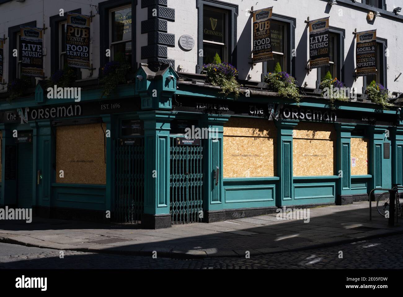 Si sono imbarcati in imprese nella città di Dublino, Irlanda, durante la pandemia globale di Coronavirus. Foto Stock