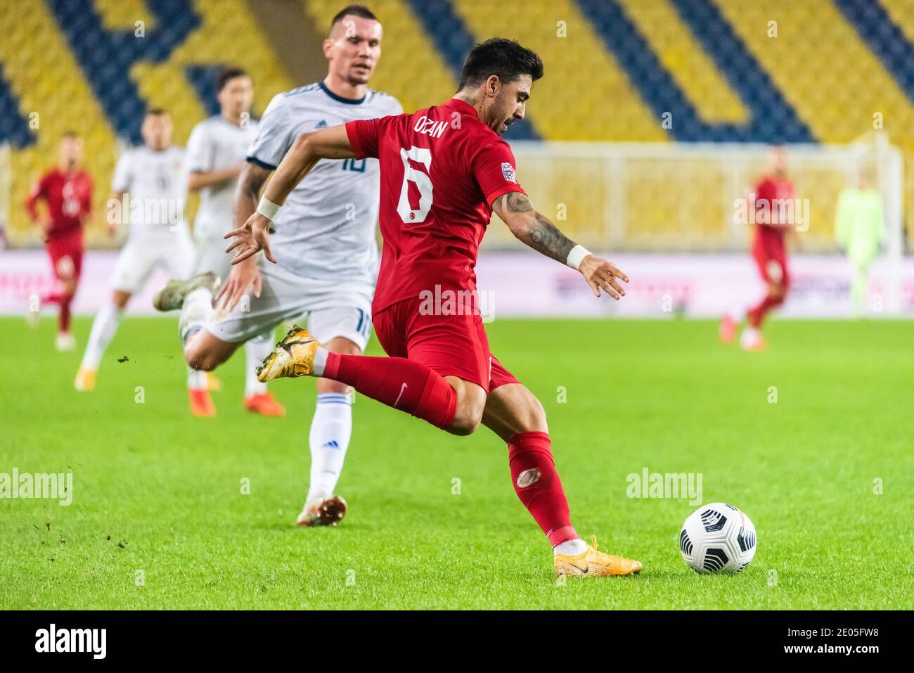 Istanbul, Turchia – 15 novembre 2020. Turchia squadra nazionale di calcio centrocampista Ozan Tufan in azione durante la partita UEFA Nations League Turchia contro Russia Foto Stock
