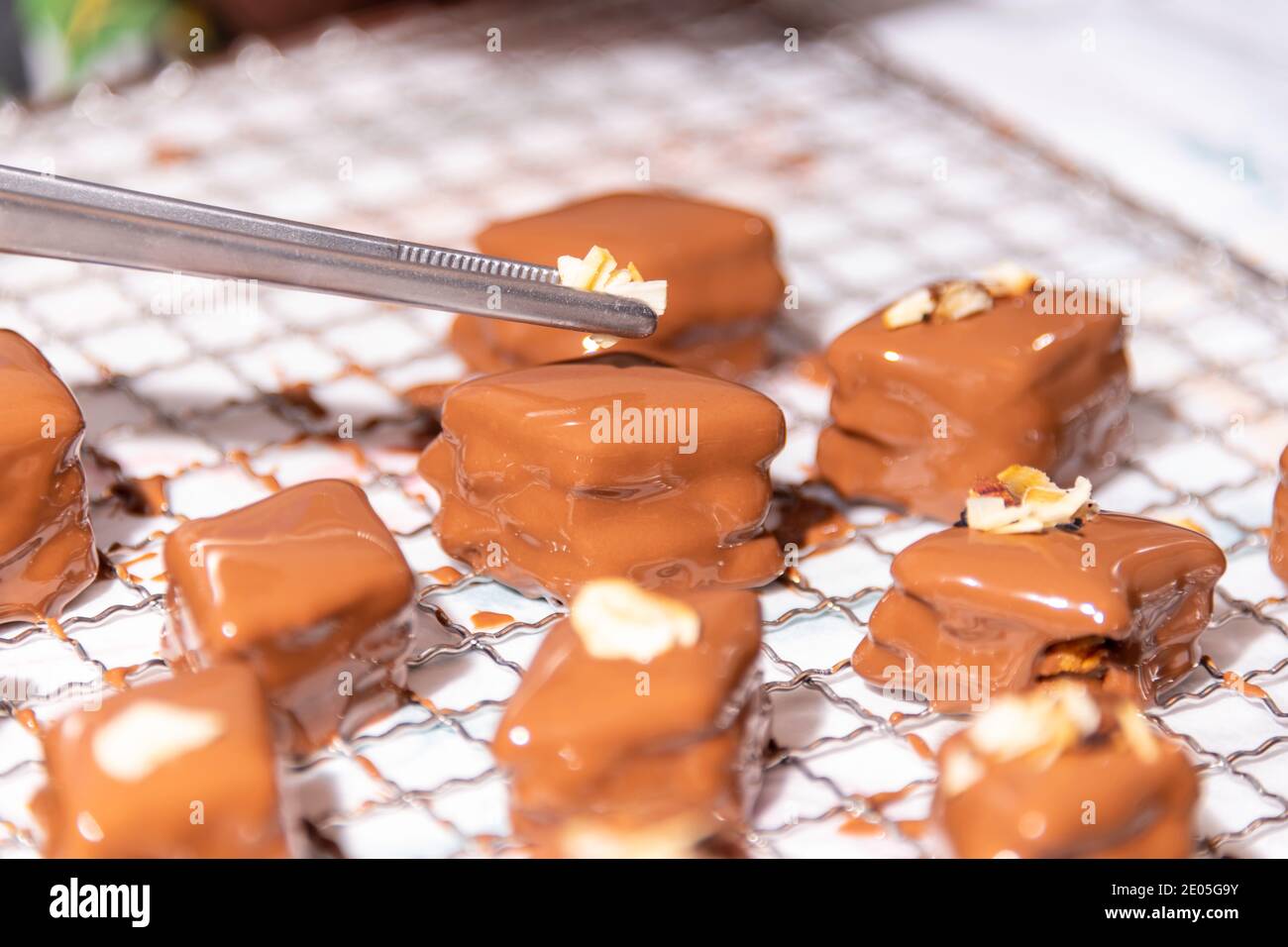 Decorare i biscotti di Natale con cioccolato al latte e nocciola Foto Stock