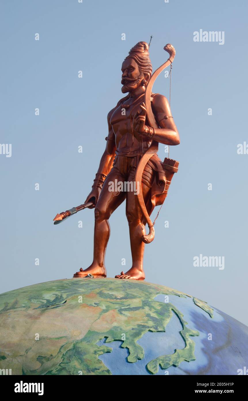 21ft statua alta del Signore Parshuram che sta in piedi su metà terra, cava dall'interno utilizzata per la meditazione, Burondi villaggio, Dapoli Foto Stock