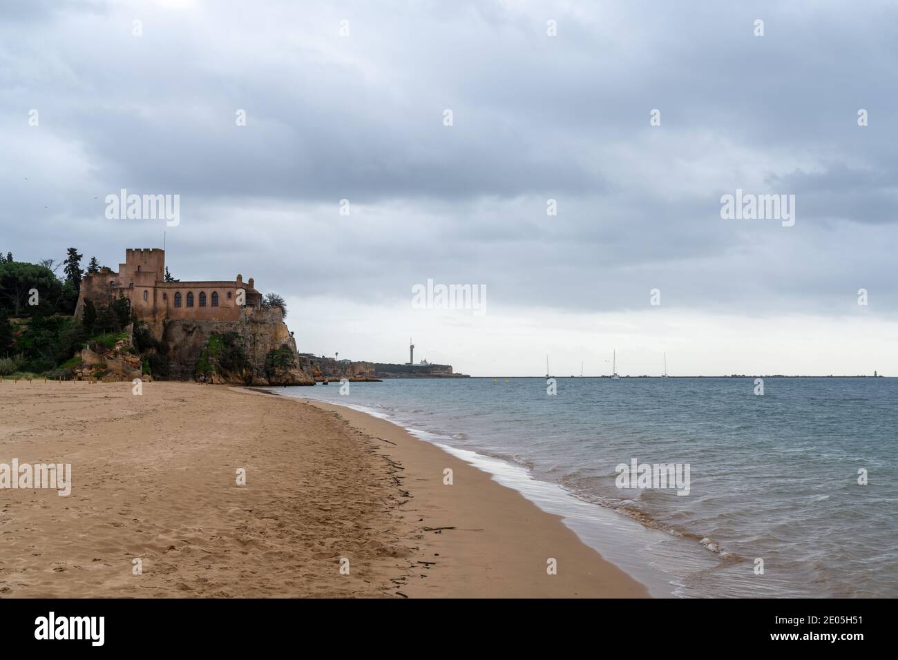 Ferragudo, Portogallo - 27 dicembre 2020: Il castello di Castelo de Sao Joao de Arade a Ferragudo Foto Stock