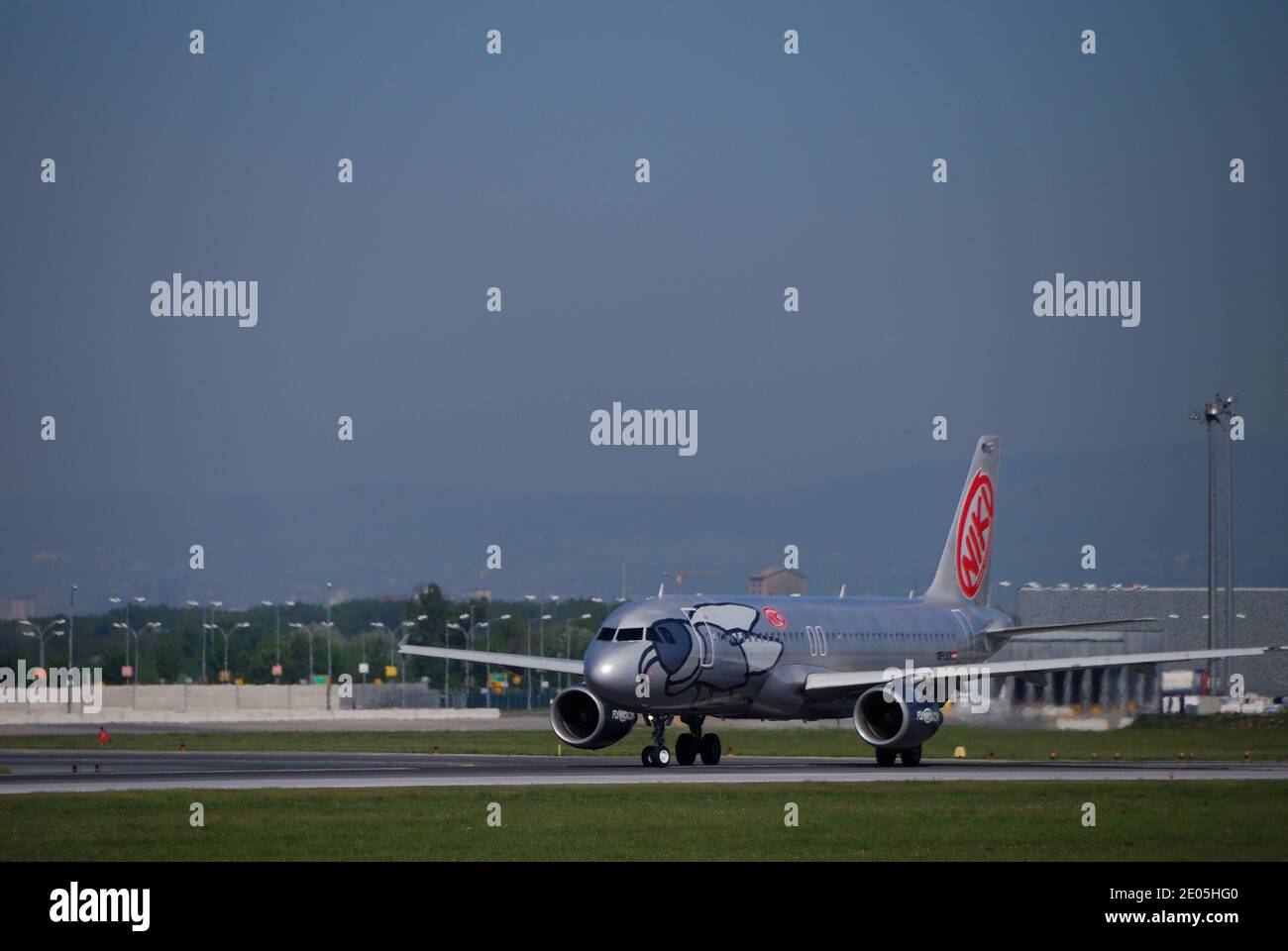 aereo della linea di volo prima della partenza nikki a. l'aeroporto in estate Foto Stock