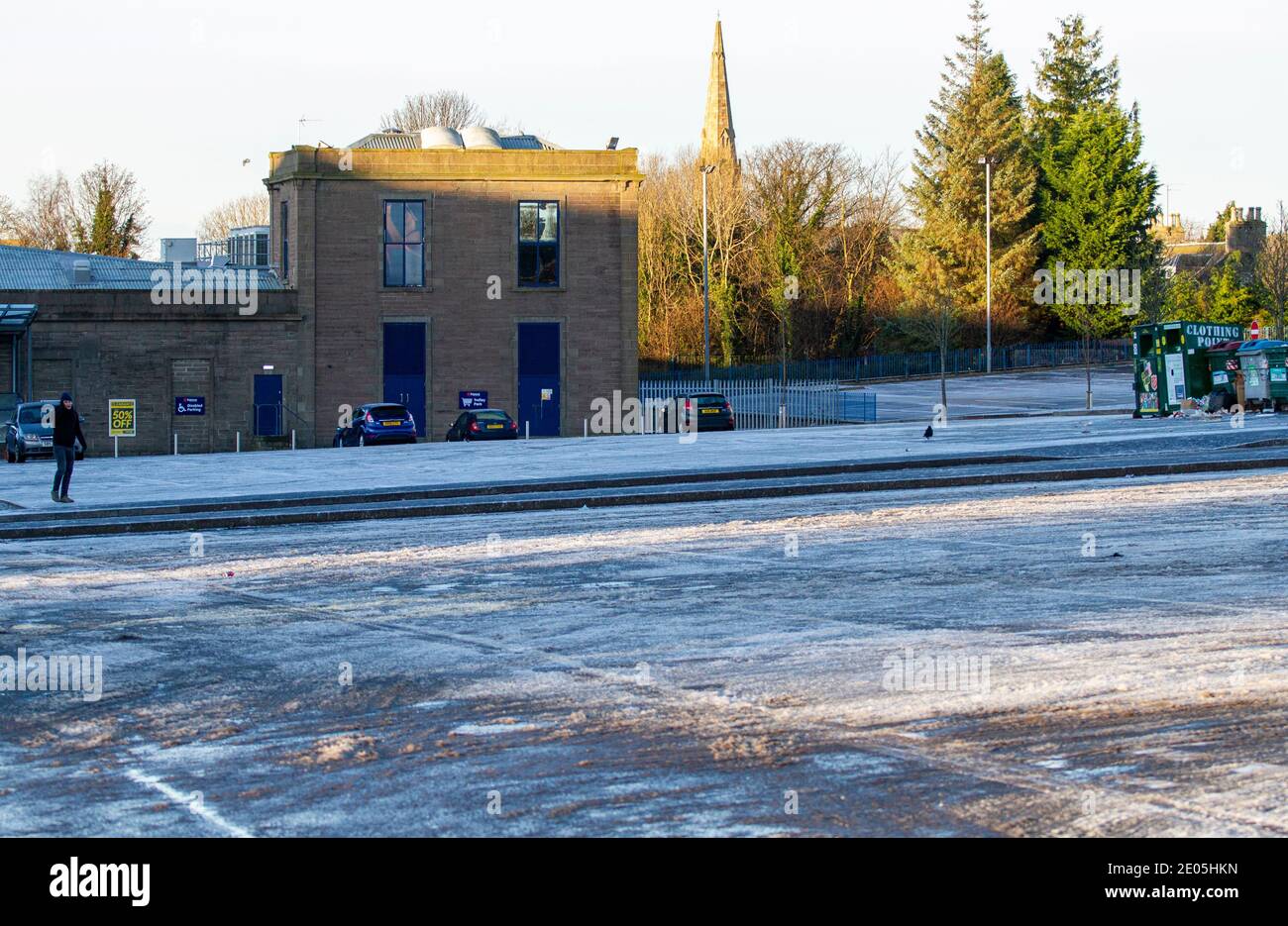 Dundee, Tayside, Scozia, Regno Unito. 30 dicembre 2020. UK Weather: Una mattina molto fredda e ghiacciata con sole di vino in tutta la Scozia nord-orientale con temperature che raggiungono -1°C. Il consiglio comunale di Dundee sembra aver perso importanti aree commerciali, passerelle e parcheggi presso l'area commerciale del parco divertimenti Stack a Lochee. L'area di parcheggio e la posizione degli autobus sono come piste di pattinaggio con i lavoratori chiave e gli acquirenti essenziali che temono di scivolare e ferirsi nelle condizioni ghiacciate durante il blocco Tier 4 Covid-19. Credit: Dundee Photographics/Alamy Live News Foto Stock