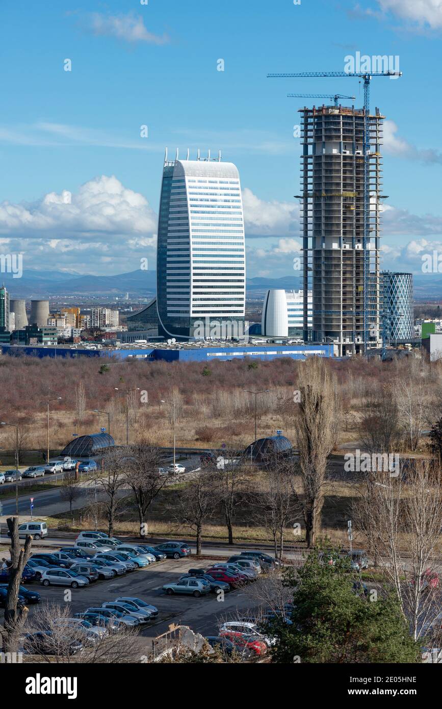 Vista sulla periferia di Sofia Bulgaria con la prossima ad essere Il grattacielo più alto Sky Fort ufficio edificio e in costruzione Sito al dicembre 2020 Foto Stock