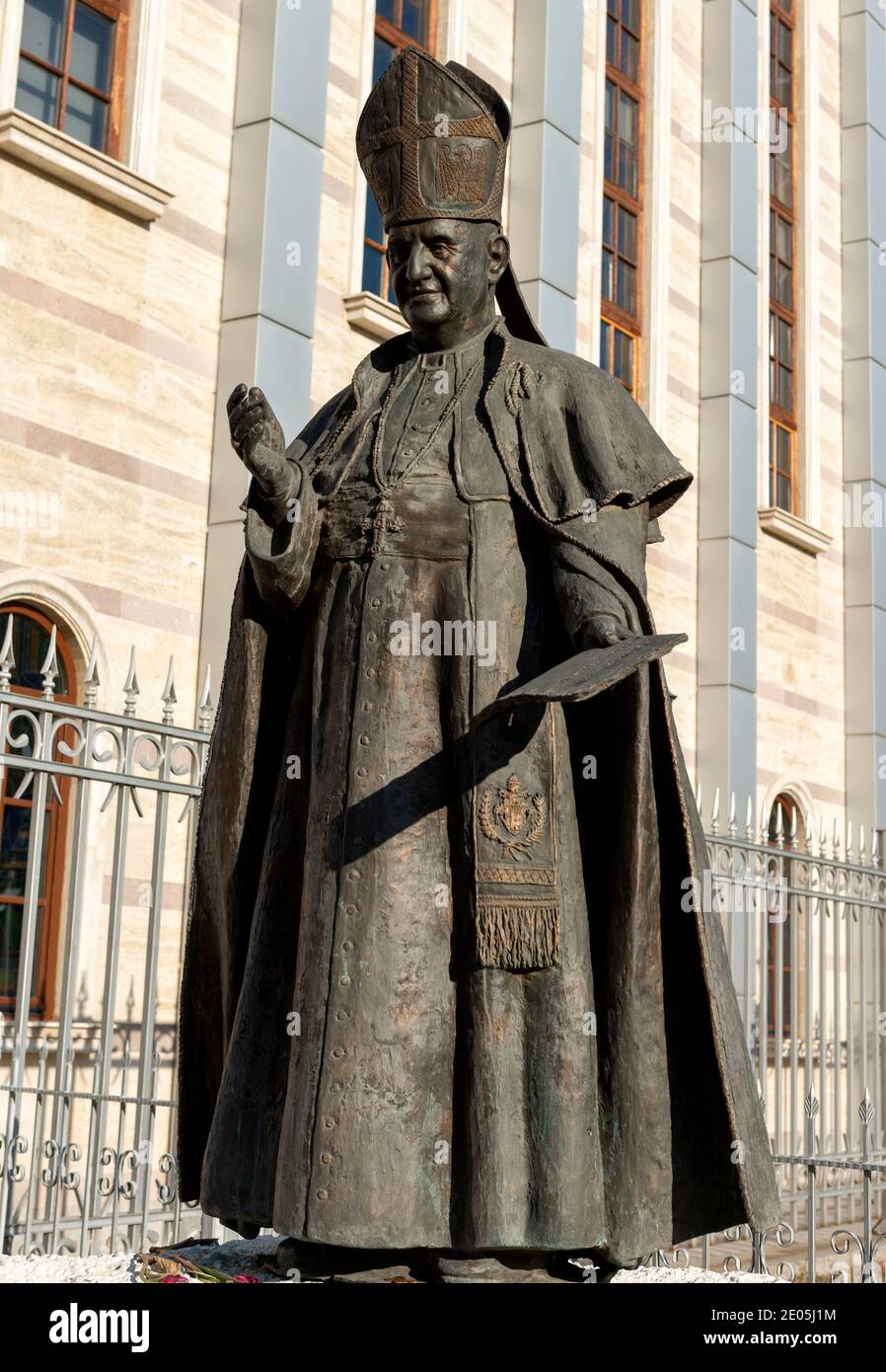Papa Giovanni XXIII statua di Carlo Balljana alla Chiesa cattolica di San Giuseppe a Sofia Bulgaria Europa orientale Foto Stock