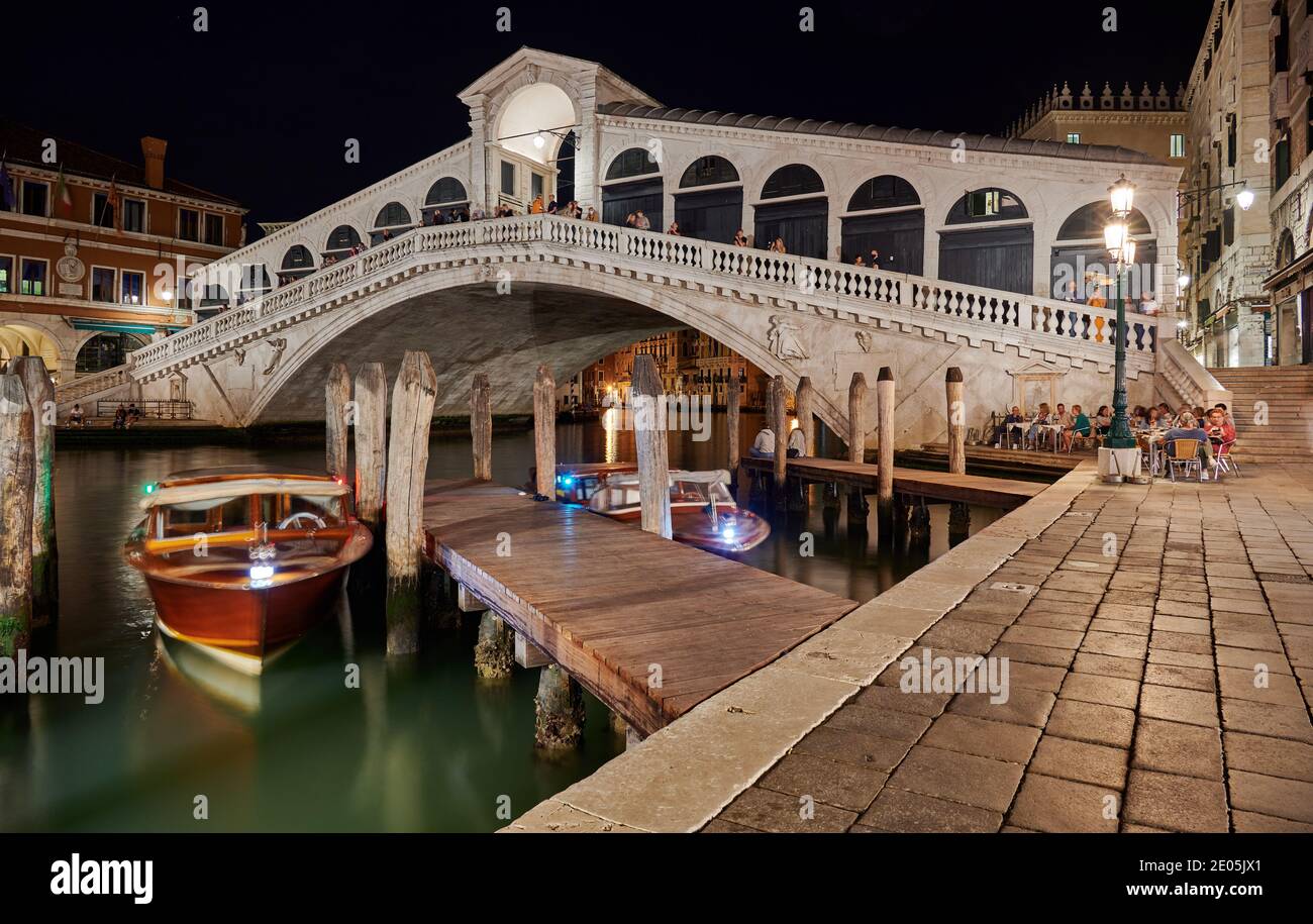 Foto notturna del Ponte di Rialto illuminato, Venezia, Veneto, Italia Foto Stock