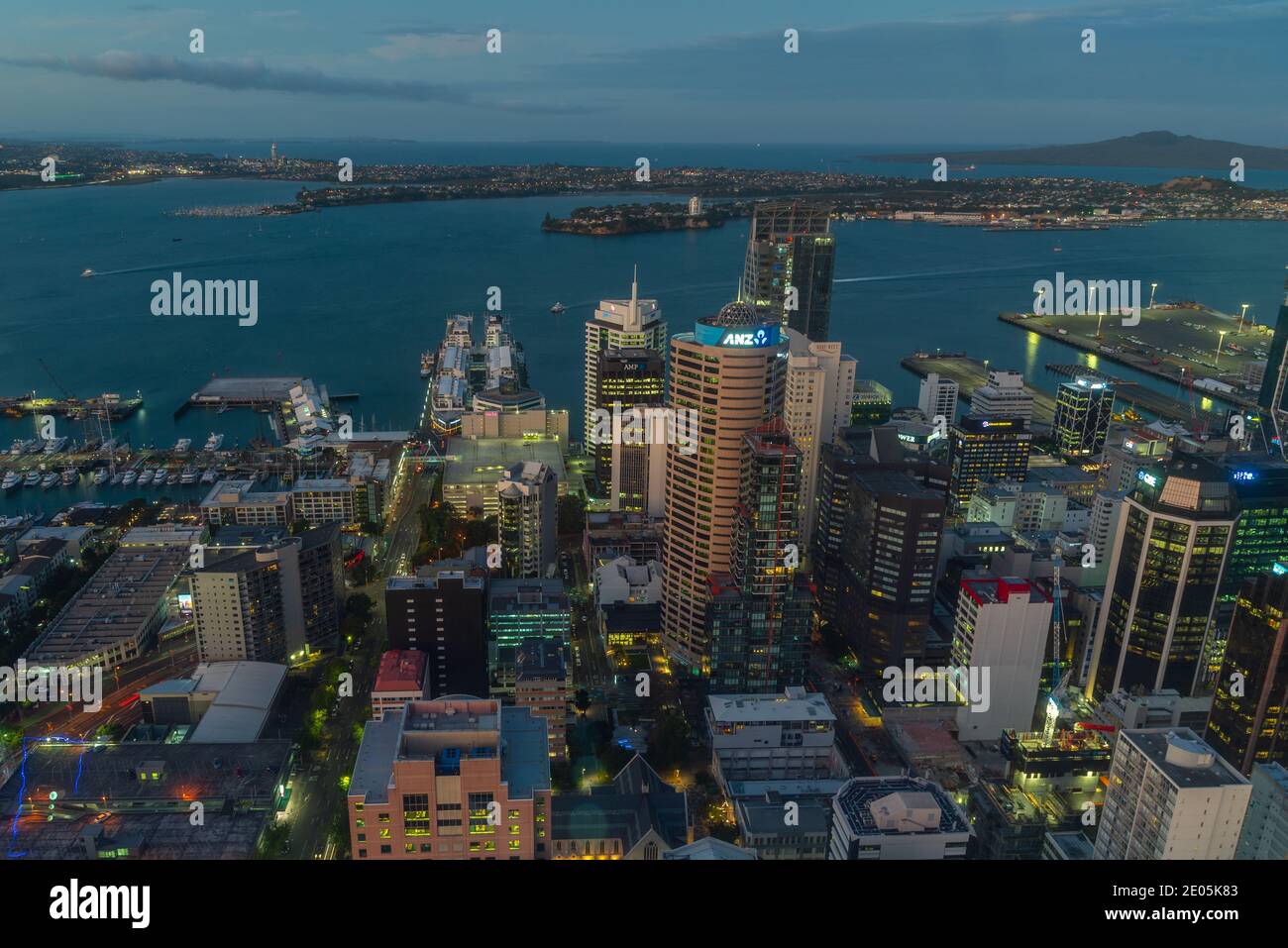 AUCKLAND, NUOVA ZELANDA, 19 FEBBRAIO 2020: Vista aerea notturna del lungomare di Auckland dalla Sky Tower, Nuova Zelanda Foto Stock