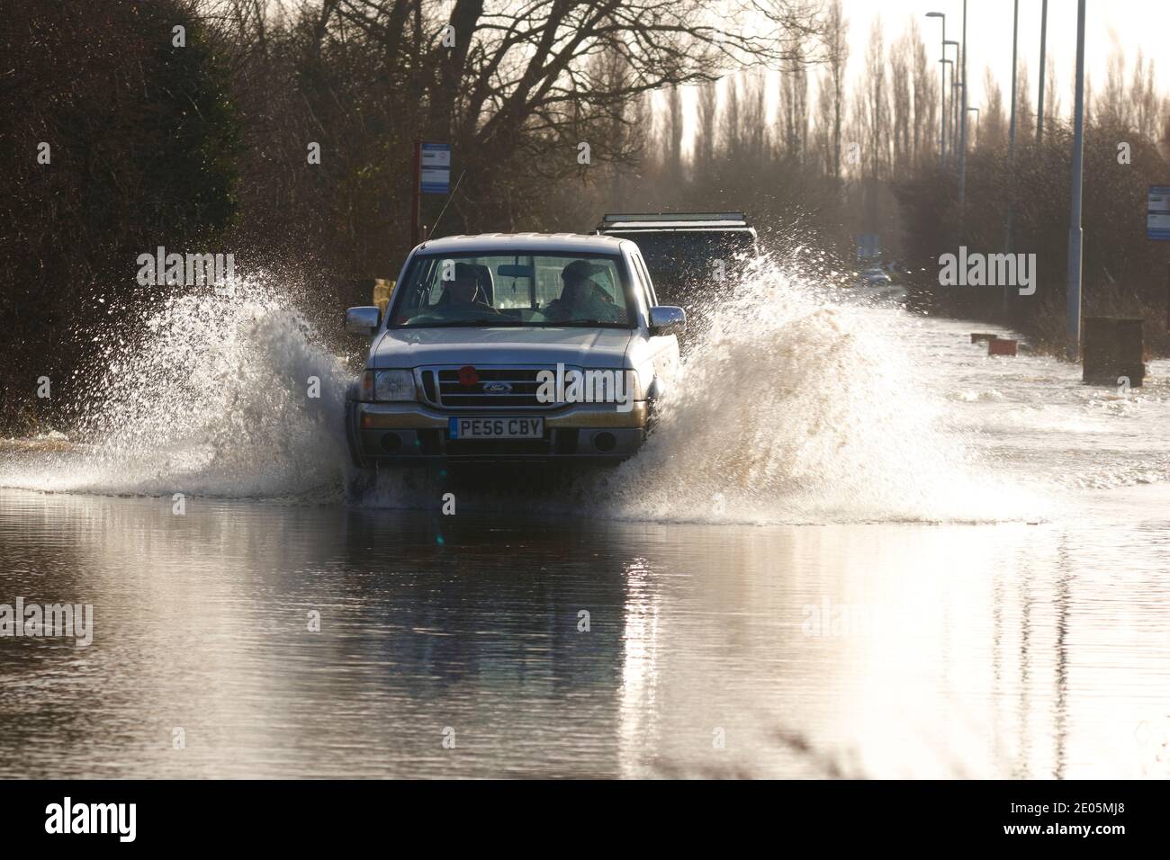 Un camion di pick-up Ford che attraversa Storm Bella alluvioni su Barnsdale Road vicino a Castleford, West Yorkshire, Regno Unito Foto Stock