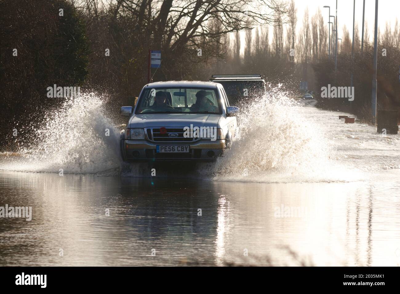 Un camion di pick-up Ford che attraversa Storm Bella alluvioni su Barnsdale Road vicino a Castleford, West Yorkshire, Regno Unito Foto Stock