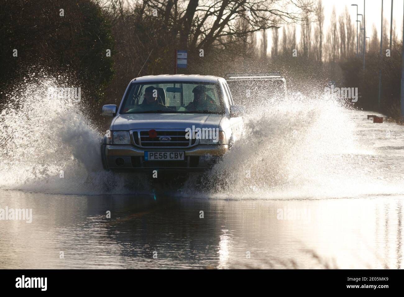 Un camion di pick-up Ford che attraversa Storm Bella alluvioni su Barnsdale Road vicino a Castleford, West Yorkshire, Regno Unito Foto Stock