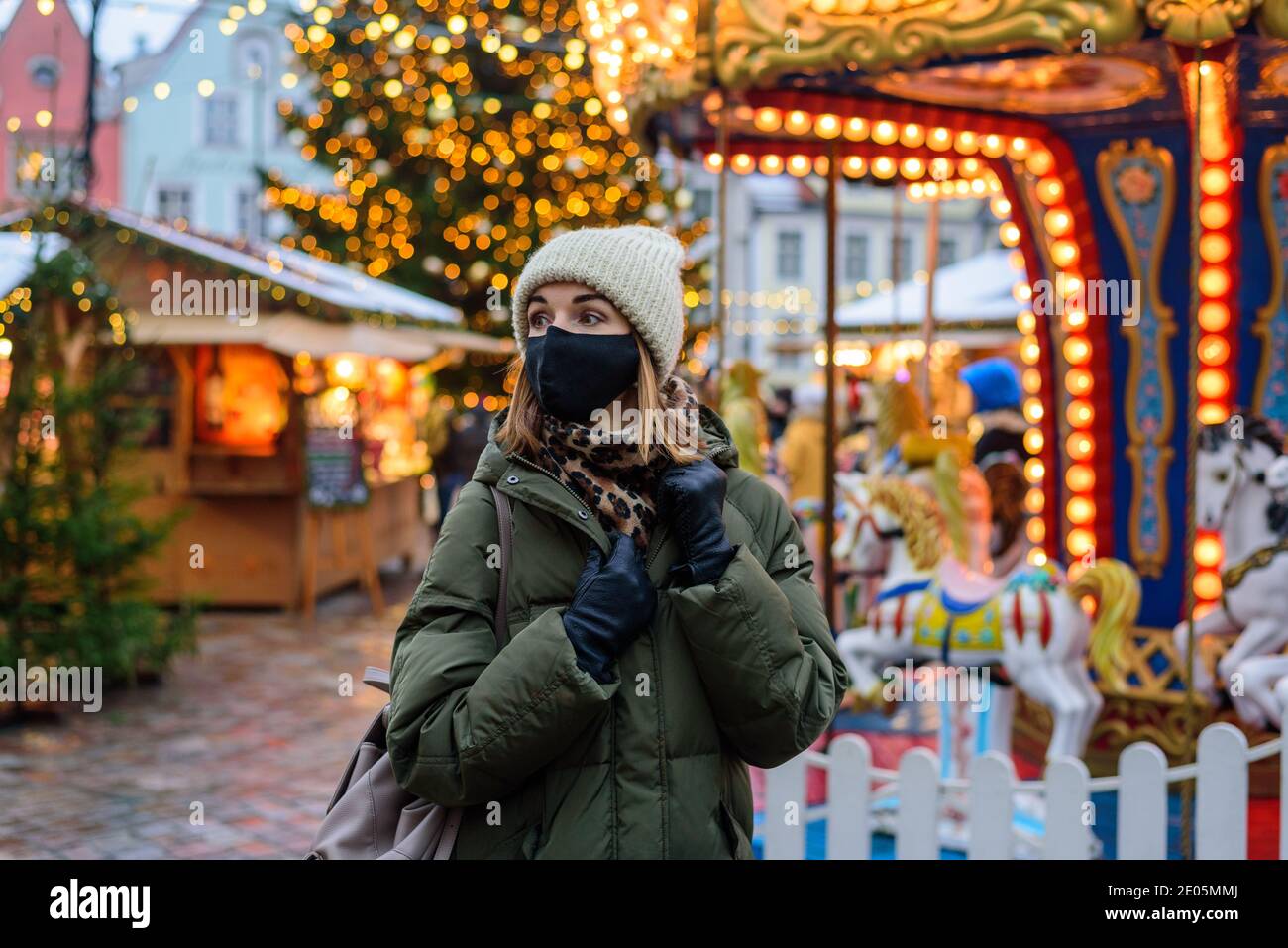 Donna in maschera sul mercato di Natale a Tallinn, Estonia Foto Stock