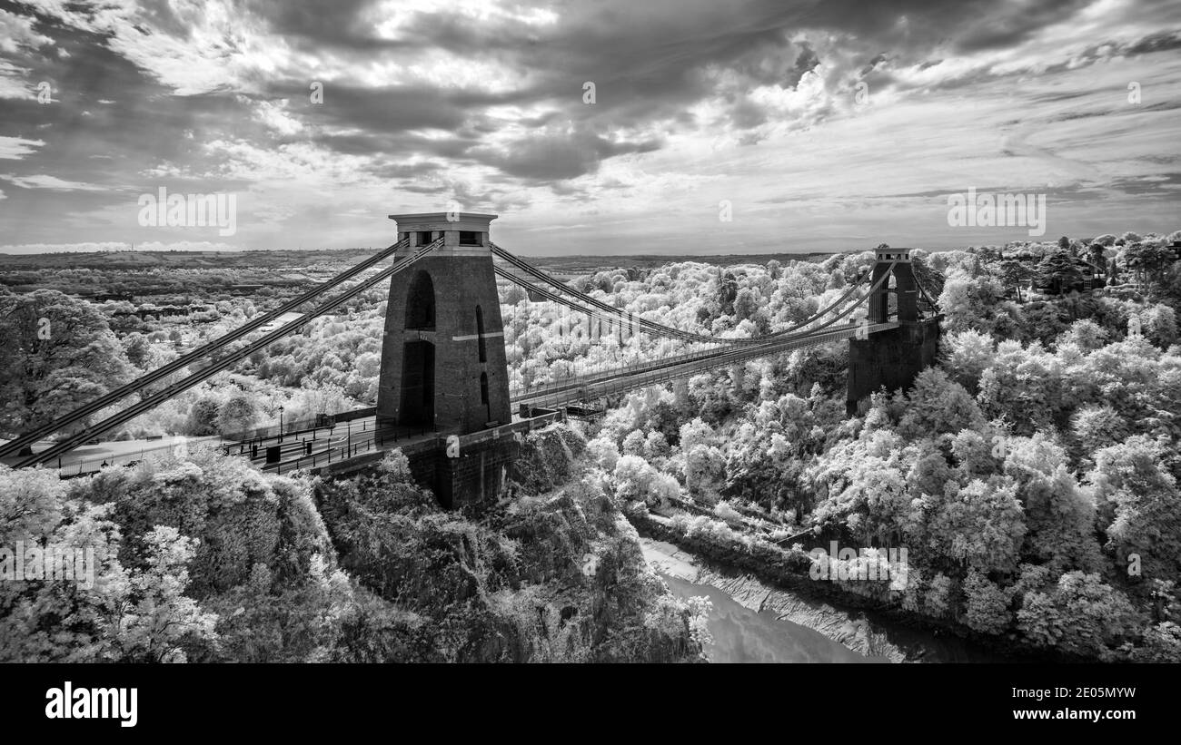 Ponte sospeso Clifton raffigurato in rosso Infra monocromatico. Il Clifton Suspension Bridge è un ponte sospeso che attraversa la gola e il fiume Avon. Foto Stock