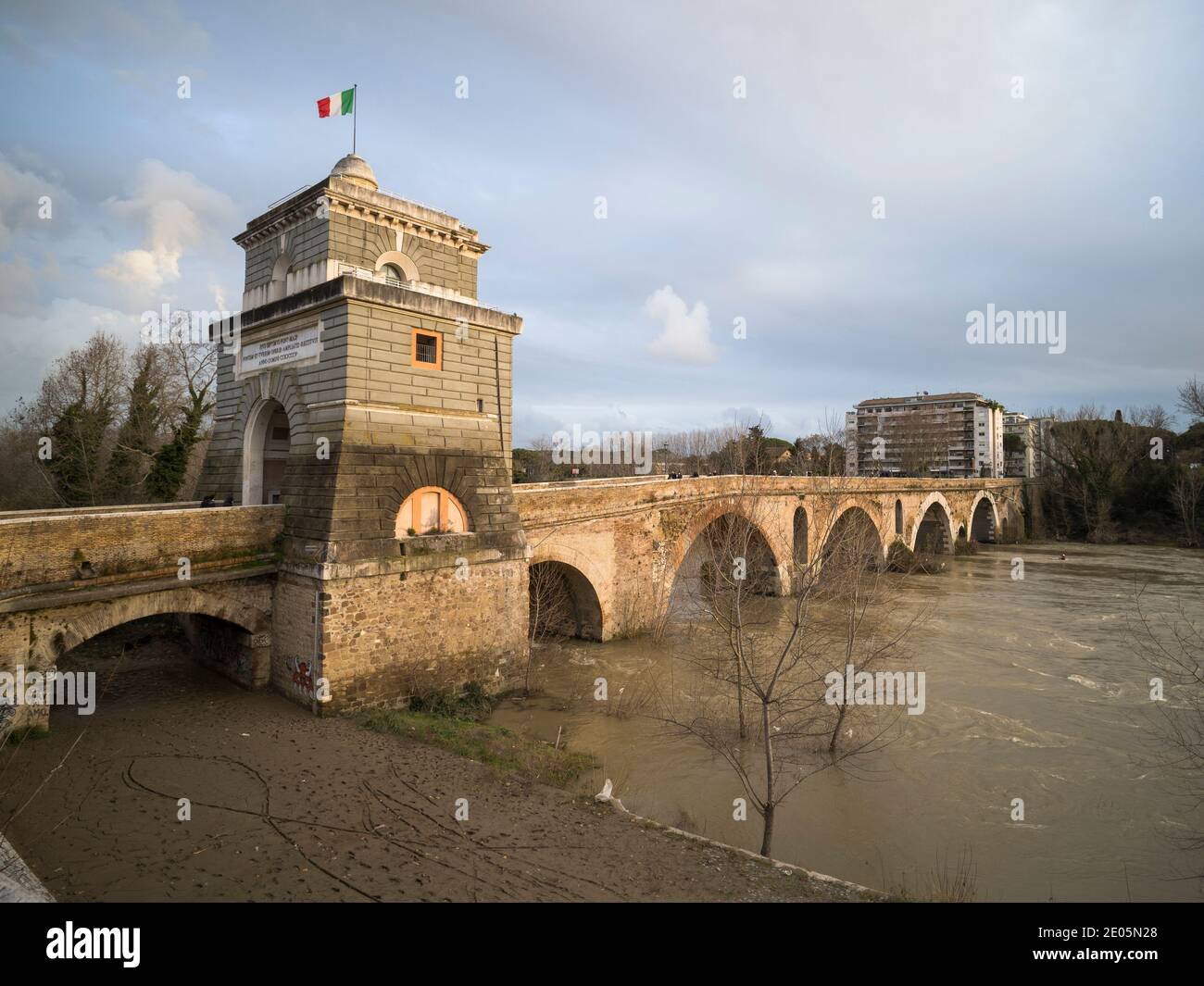 Roma. Italia. Ponte Milviano (Ponte Milvio), attraversa il fiume Tevere (Fiume Tevere) nella Roma settentrionale e fu il luogo della famosa Battaglia dei Milvi Foto Stock