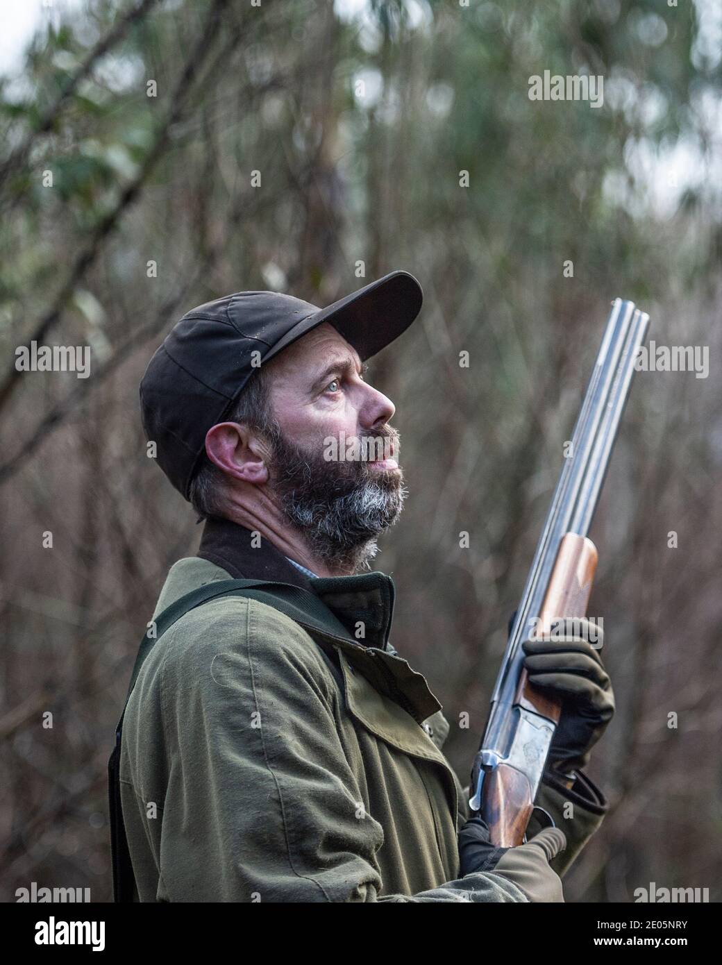 L'uomo tiro con fucile a canna liscia Foto Stock