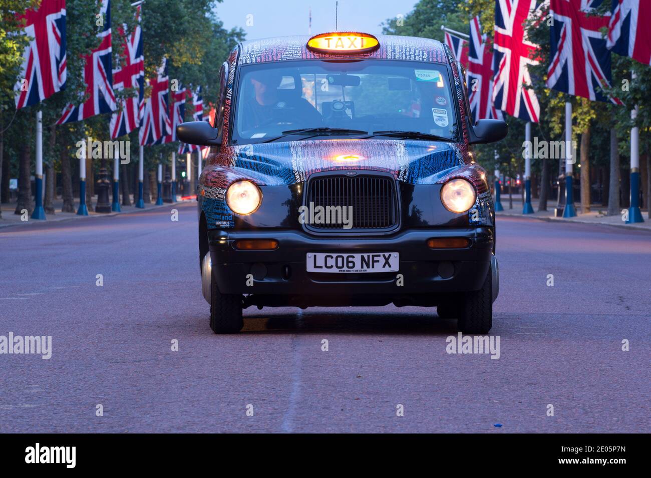 Taxi nero di Londra con jacks Union Foto Stock