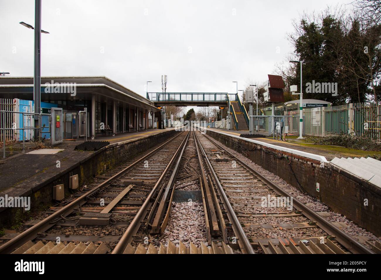 Ashtead Railway Station, guardando lungo le piste ferroviarie, Ashtead, Surrey, UK, Autunno Inverno Dicembre 2020 Foto Stock