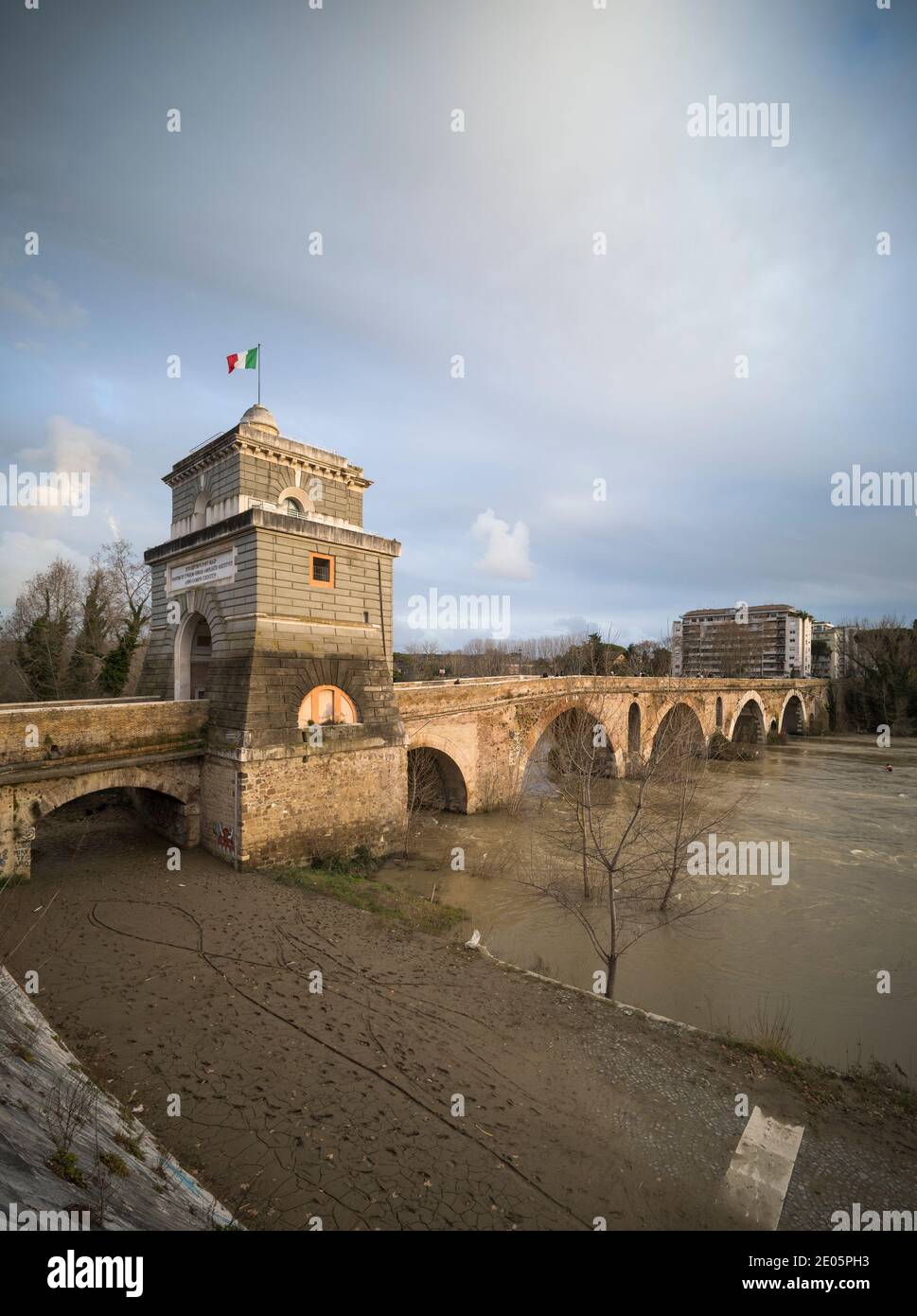 Roma. Italia. Ponte Milviano (Ponte Milvio), attraversa il fiume Tevere (Fiume Tevere) nella Roma settentrionale e fu il luogo della famosa Battaglia dei Milvi Foto Stock