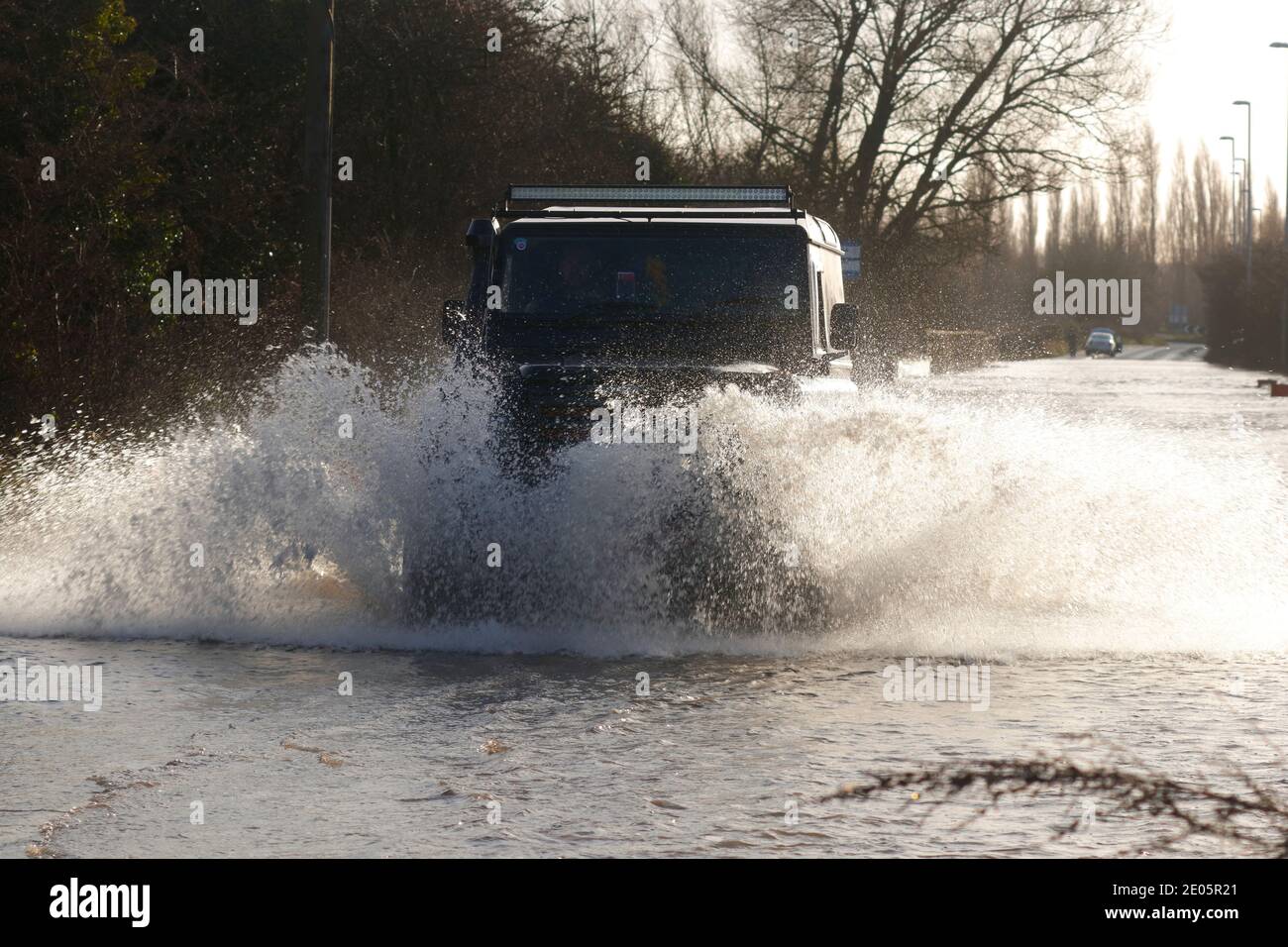 Un Landrover fa un tuffo mentre guida attraverso Storm Bella Inondazioni su Barnsdale Road a Castleford, West Yorkshire, Regno Unito Foto Stock
