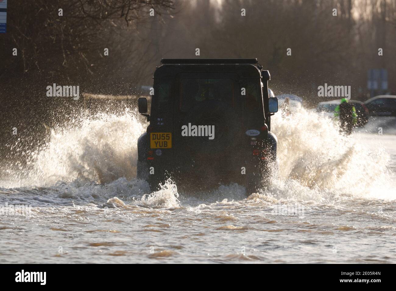 Un Landrover fa un tuffo mentre guida attraverso Storm Bella Inondazioni su Barnsdale Road a Castleford, West Yorkshire, Regno Unito Foto Stock