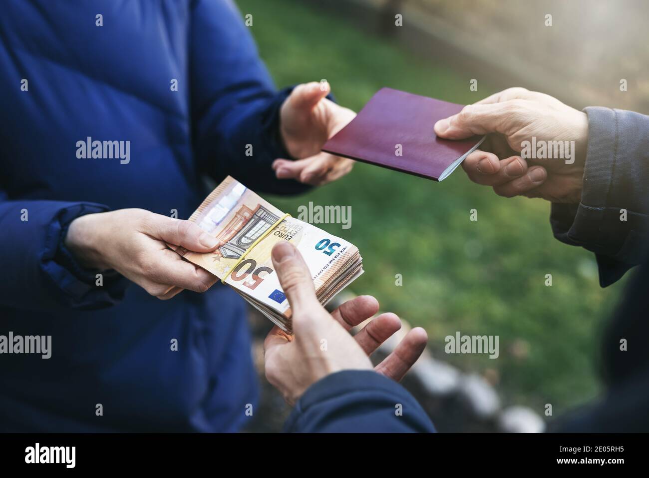 frode di documenti di viaggio e di identità - persona che acquista falso illegale passaporto Foto Stock