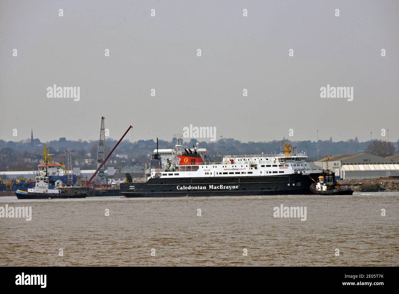 CALEDONIAN MACBRAYNE Ferry EBRIDI essere trainato dal FIUME MERSEY nel bacino bagnato a CAMMELL LAIRD cantiere durante il rimontaggio, BIRKENHEAD Foto Stock