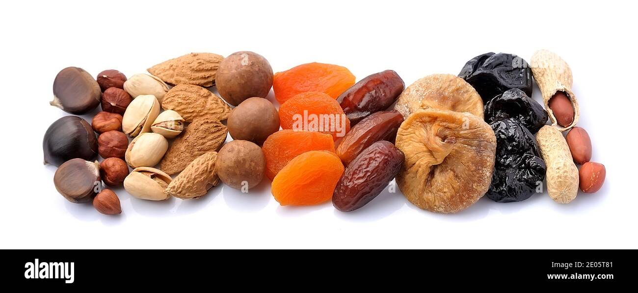 Mix di frutta secca e noci isolate su sfondo bianco. Foto Stock