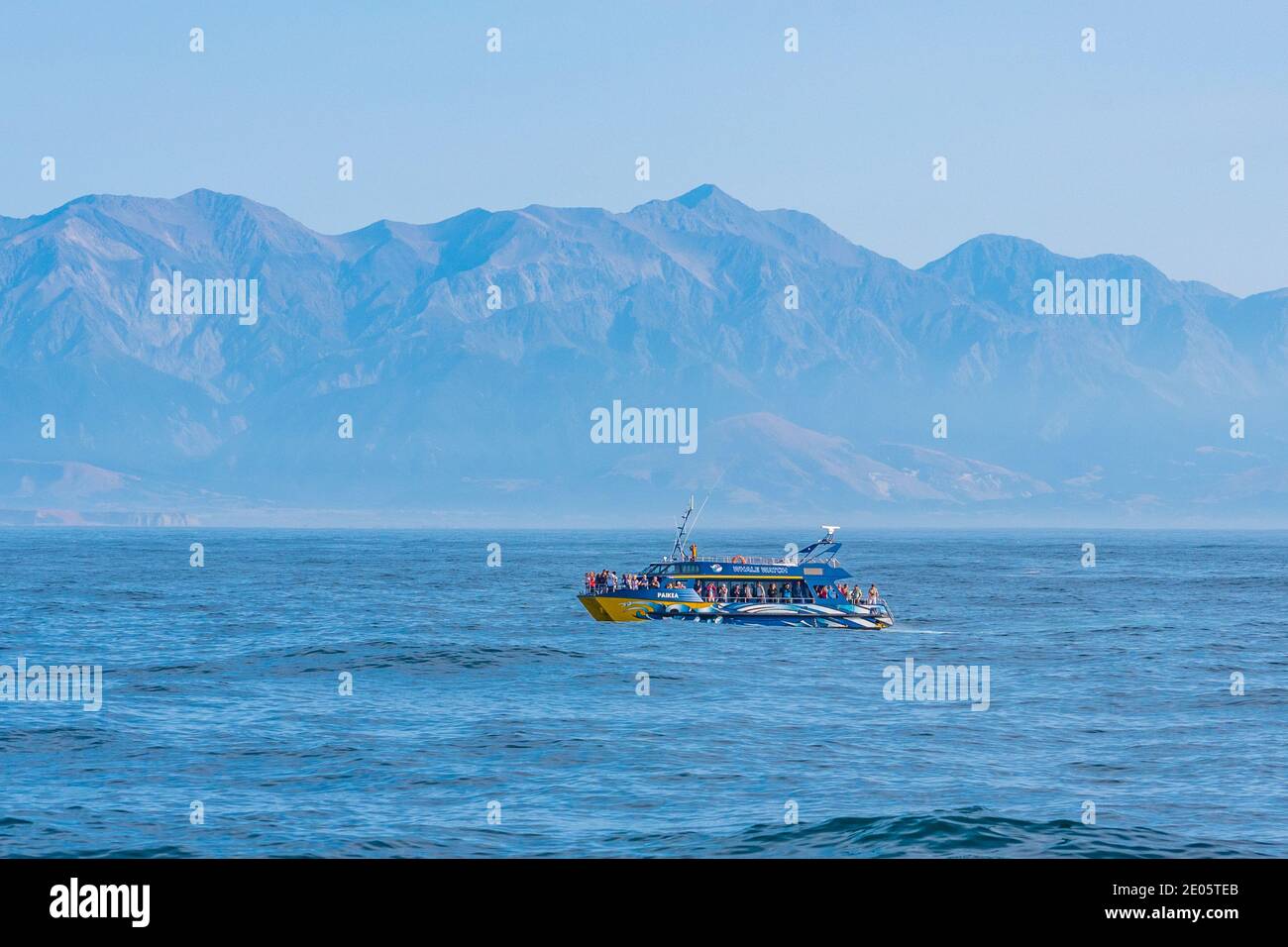KAIKOURA, NUOVA ZELANDA, 3 FEBBRAIO 2020: Barca turistica in un modo per vedere le balene spermatiche a Kaikoura, Nuova Zelanda Foto Stock