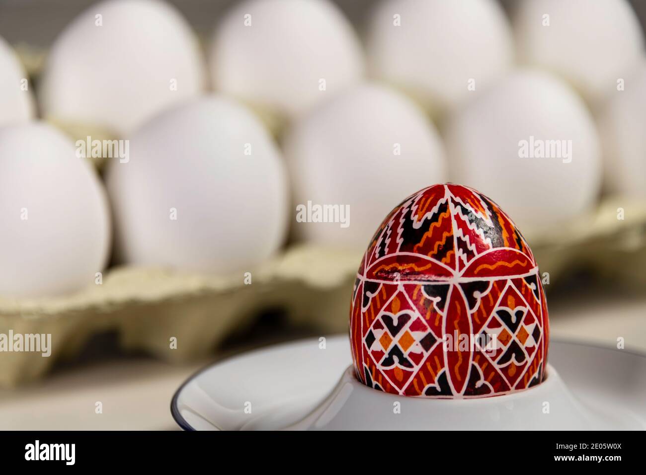 Prima e dopo la decorazione delle uova di Pasqua tradizionali Foto Stock
