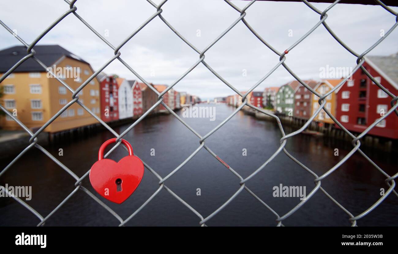 Lucchetto ad amore, lucchetto a cuore sulla recinzione del ponte a Trondheim Foto Stock